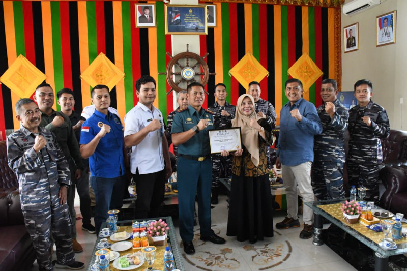 Danlanal Sabang Terima Piagam Penghargaan Dari BNNK Sabang