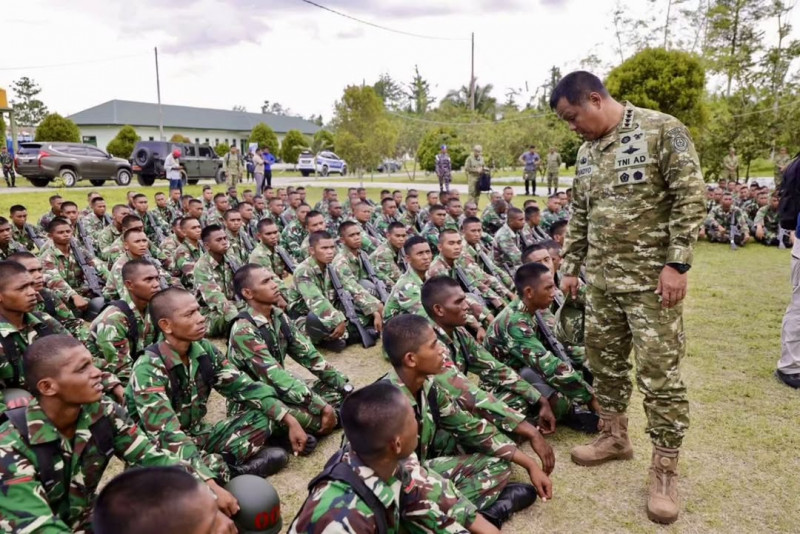 Wapang TNI Dampingi Menhan RI Tinjau Kesiapan Yonif TP 805/KSW di Papua Barat