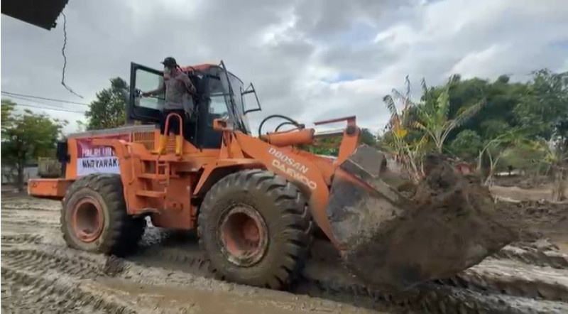 Kapolri Bantu Alat Berat untuk Percepat Pemulihan Jalan, Fasilitas Umum dan Rumah Warga Pasca Banjir di Kabupaten Pidie