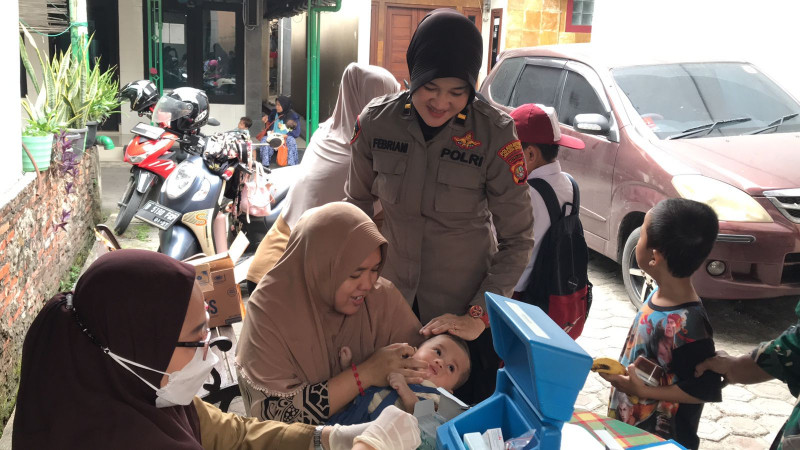 Polwan Polres Metro Jakarta Utara Gelar Program Jaga Jakarta dan Jaga Warga, Dampingi Posyandu Anak di Semper Timur