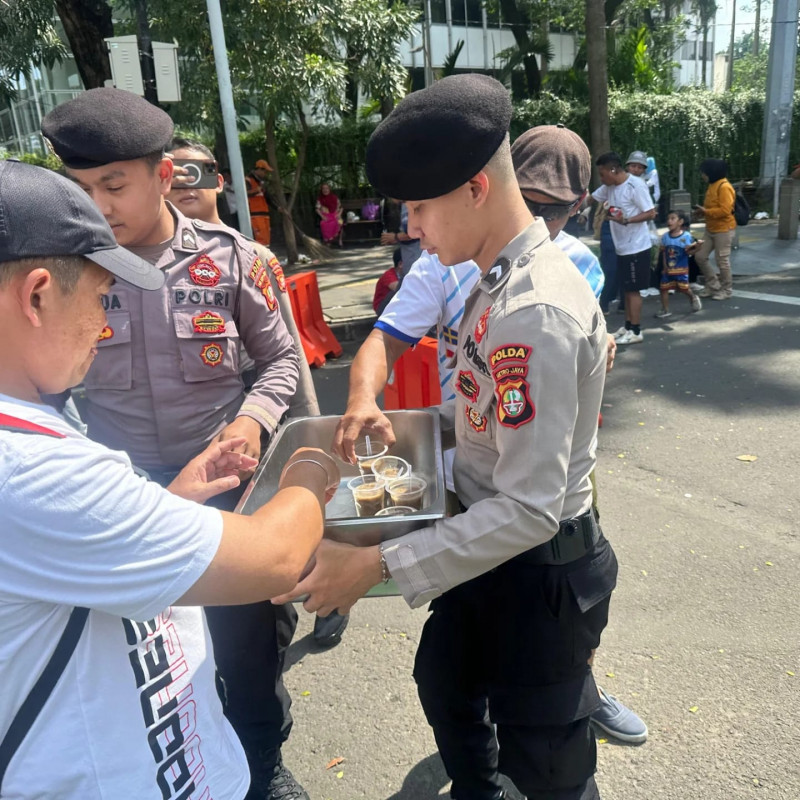 Direktorat Samapta Polda Metro Jaya Membagikan Sarapan Gratis di CFD Bundaran HI