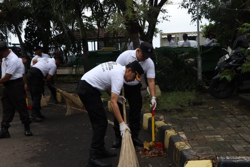 Polres Kepulauan Seribu Laksanakan Apel Pencanangan Kebersihan dan Pemilahan Sampah