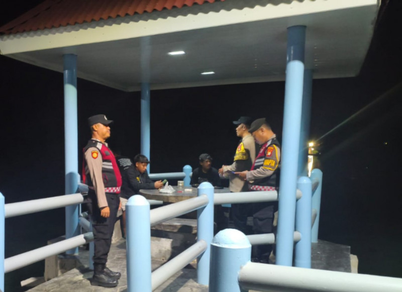 Patroli Gabungan Siskamling Polsek Kepulauan Seribu Utara, Sosialisasikan Layanan 110 dan Antisipasi Kejahatan Jalanan