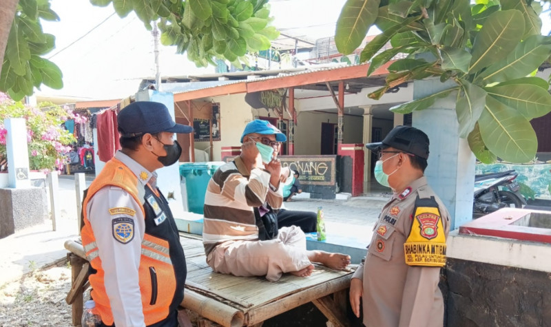 Jaga Jakarta di Pulau Untung Jawa, Bhabinkamtibmas Sosialisasikan Polisi 110 dan Bagikan Masker
