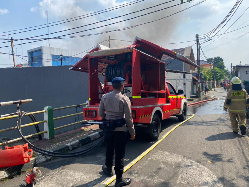 Brimob Metro Jaya Sigap Bantu Pemadaman dan Amankan Lokasi Kebakaran Gedung Kemendagri