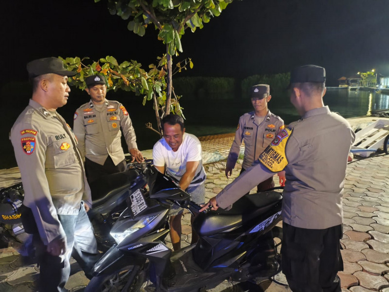 Jakarta On The Spot Dini Hari, Polsek Kepulauan Seribu Utara Tingkatkan Patroli Dialogis dan Sosialisasi Layanan Polisi 110
