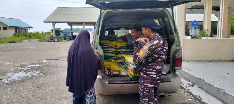 Posal Tapak Tuan Jajaran Lanal Simeulue Laksanakan Pendistribusian Beras SPHP Dalam Kegiatan Gerakan Pangan Murah di Kabupaten Aceh Selatan