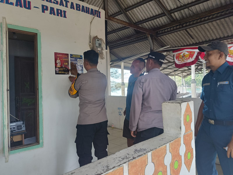 Sticker Hotline 110 Dipasang di Area Wisata Pulau Pari, Warga Dihimbau Aktif Lapor Kejahatan