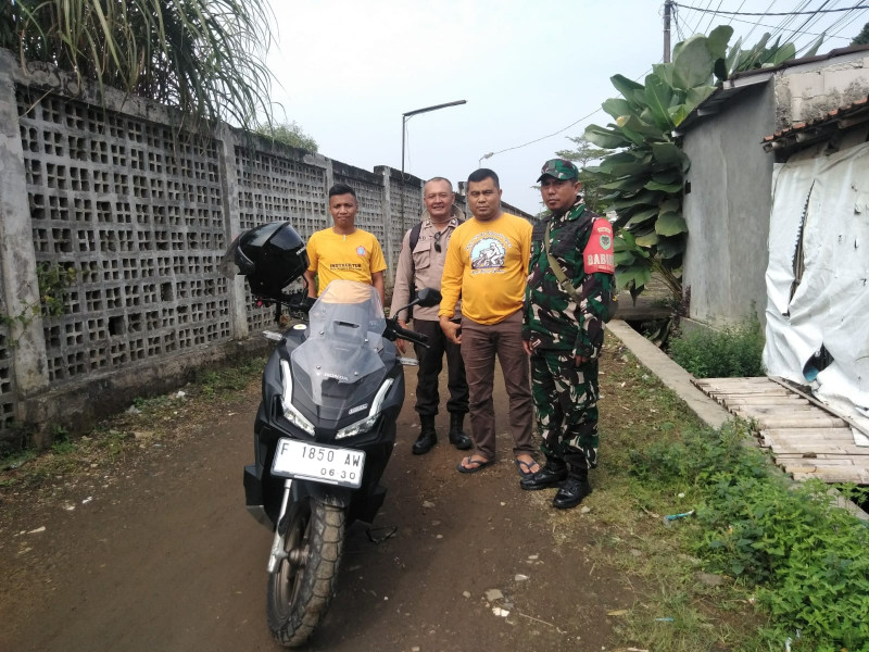Sinergitas TNI - Polri, Bhabinkamtibmas Polsek Cijeruk Sambangi Warga Desa Ciadeg