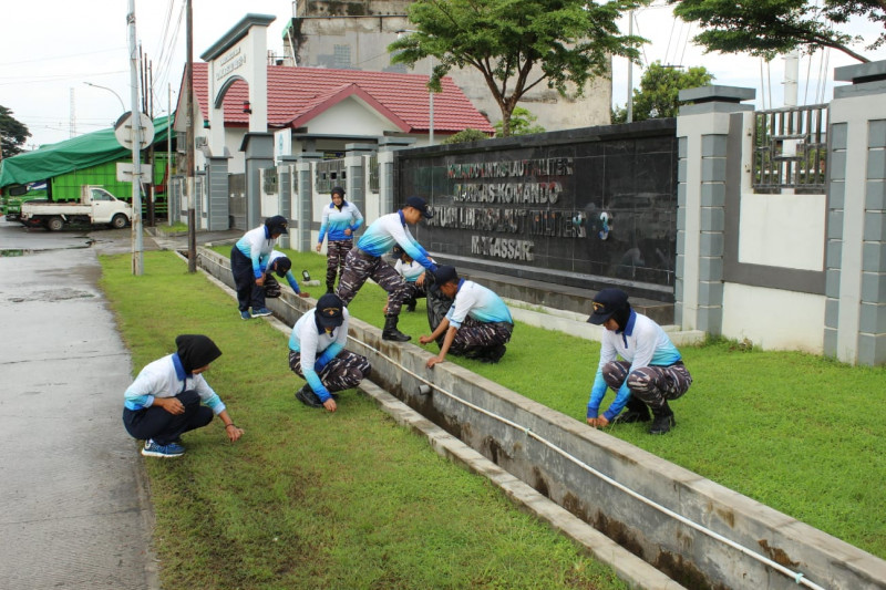 Dukung Program Indonesia ASRI, Prajurit Satlinlamil 3 Bersama Masyarakat Laksanakan Karya Bakti Bersih Lingkungan