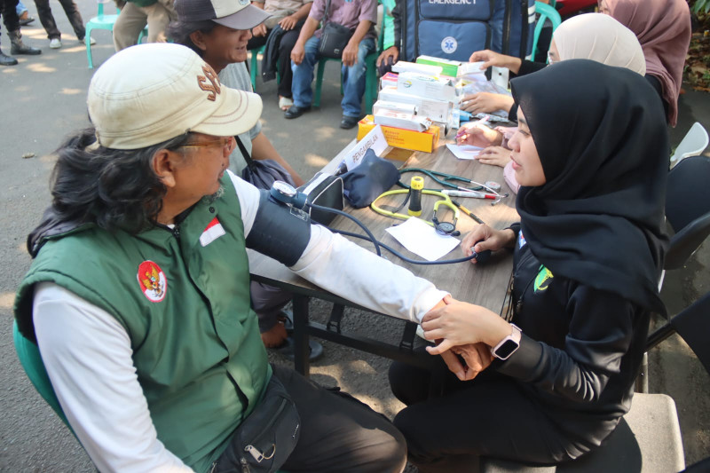 Jumat Peduli Polres Kepulauan Seribu Bagi Sembako dan Cek Kesehatan Gratis Untuk Ojol di Ancol