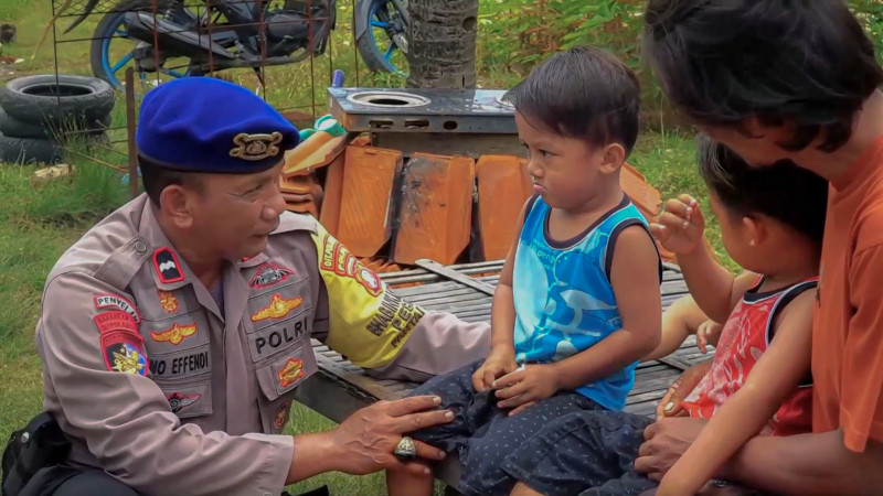 Bhabinkamtibmas Evakuasi Anak Balita di Muara Gembong Dioperasi di RS Polri