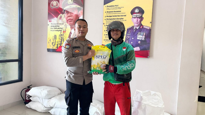 Polsek Kelapa Gading Gelar Gerakan Pangan Murah Sediakan Beras SPHP untuk Warga