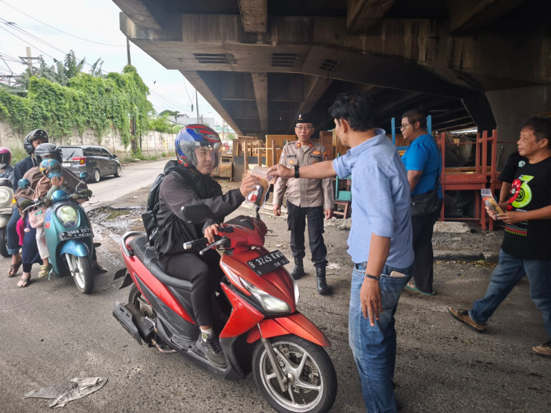 Berbagi Berkah Ramadhan, Polsek Bekasi Barat Bagikan Ratusan Paket Takjil di Kranji