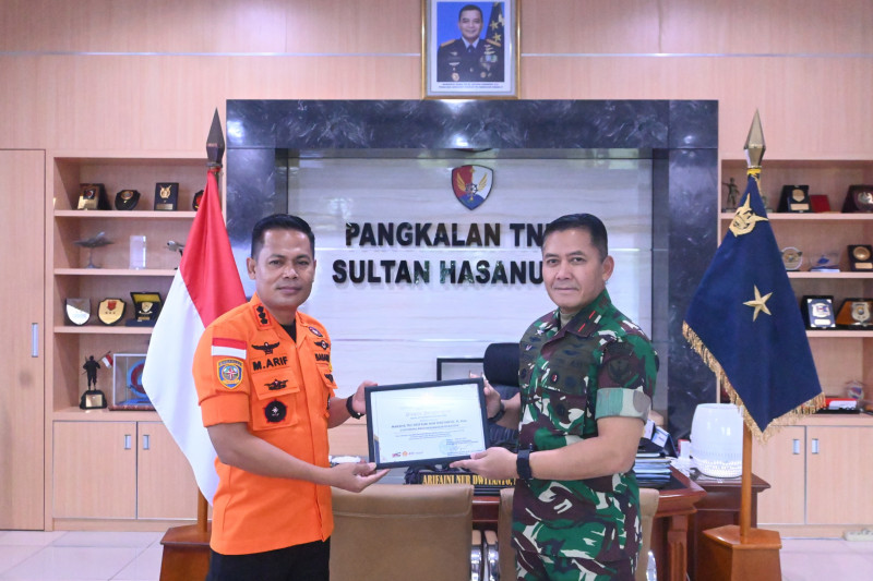 Danlanud Sultan Hasanuddin Terima Penghargaan Basarnas atas Dedikasi Operasi SAR ATR 42-500