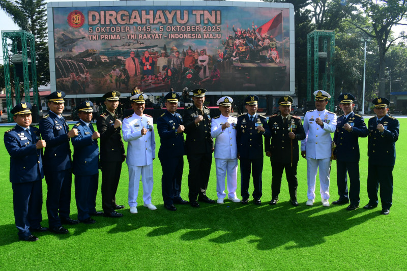 Komandan Beserta Prajurit Lanal Bandung Ikuti Upacara Peringatan HUT Ke 80 Tentara Nasional Indonesia Tahun 2025