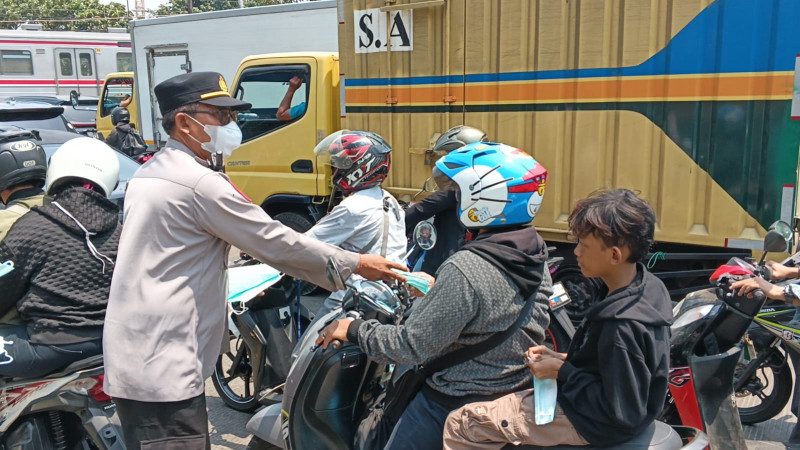 Pembagian Masker, Polsek Pademangan Peduli Kesehatan Warga di Tengah Paparan Abu Vulkanik