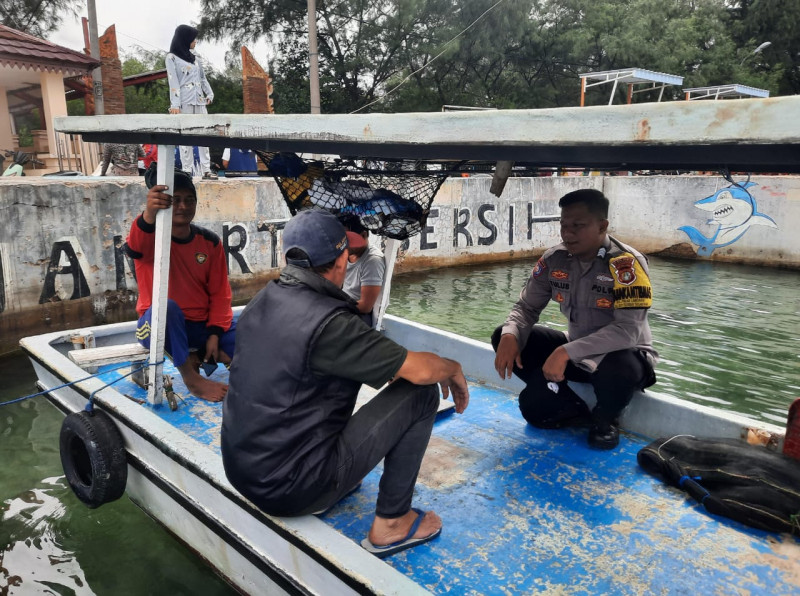 Bhabinkamtibmas Pulau Lancang Sosialisasikan Layanan Call Centre 110 Kepada Warga