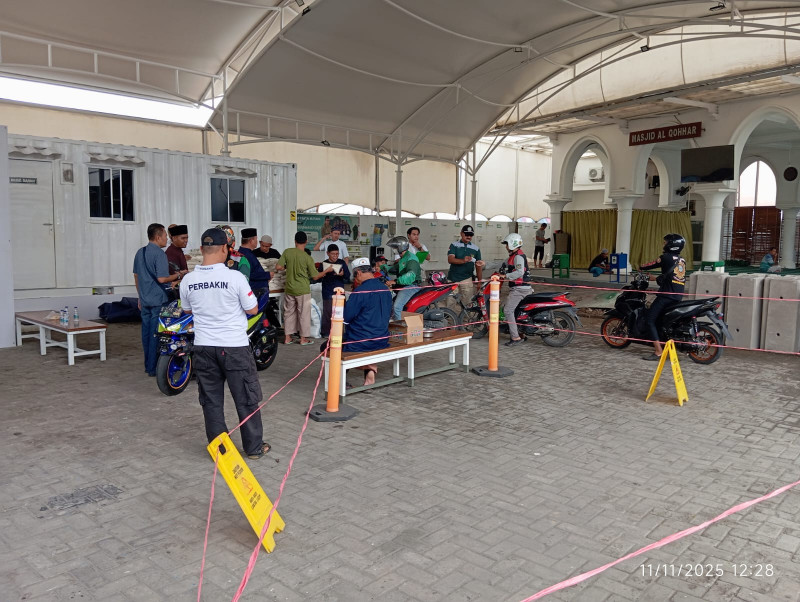 Peduli Sesama Masjid Al Qohhar Gelar Bakti Sosial untuk Pengemudi Ojek Online di Penjaringan