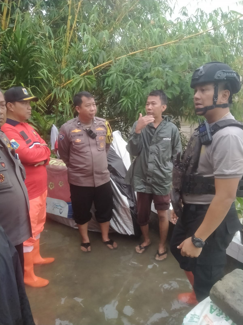 Kapolsek Pademangan Pimpin Langsung Pengecekan Banjir, Ratusan Warga Mengungsi