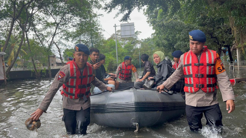 Sigap Tanpa Menunggu, Gegana Brimob Evakuasi Warga Terjebak Banjir di Daan Mogot