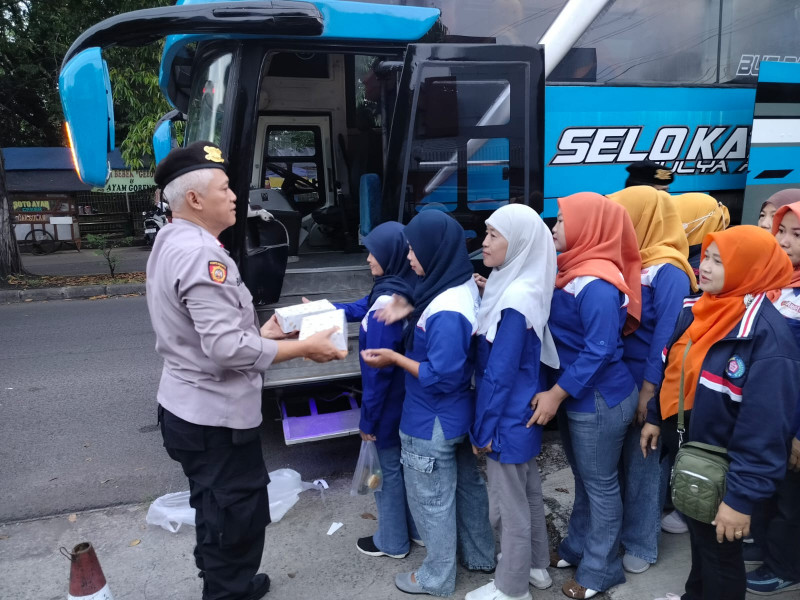 Kawal May Day, Polsek Medansatria Pastikan Keberangkatan Ratusan Buruh PT Arnorts ke Monas Kondusif