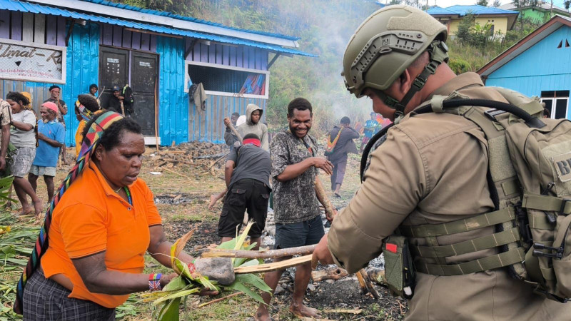 Satgas Ops Damai Cartenz Hadir di Tengah Tradisi Bakar Batu di Sugapa, Bangun Kebersamaan dengan Warga