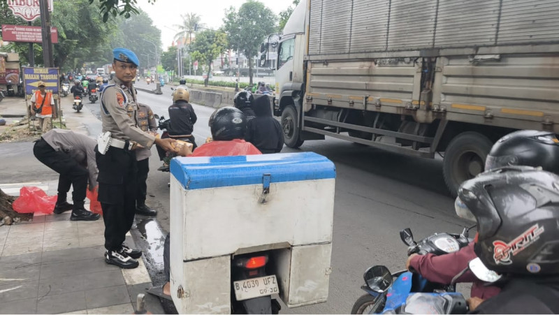 Jumat Berkah Di Bulan Ramadhan Polsek Bekasi Barat Bagikan Takjil