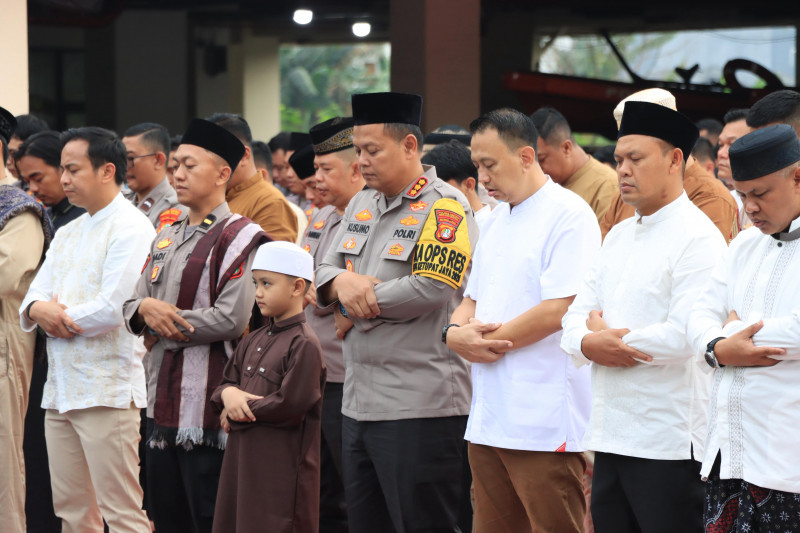 Kapolres Metro Bekasi Kota dan Jajaran Gelar Sholat Idul Fitri 1447 H tahun 2026 di Halaman Mapolres