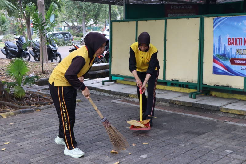 Polwan Polres Kepulauan Seribu Gelar Bakti Kebersihan Lingkungan Sambut HUT Polwan ke-78