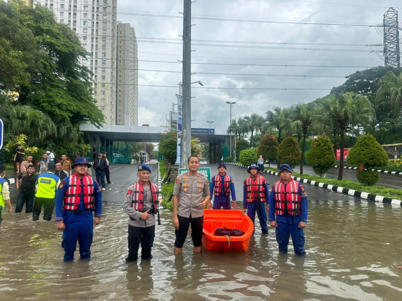 Kapolsek Metro Penjaringan Monitoring Genangan Air, Sejumlah Ruas Jalan Terendam Hingga 60 Cm