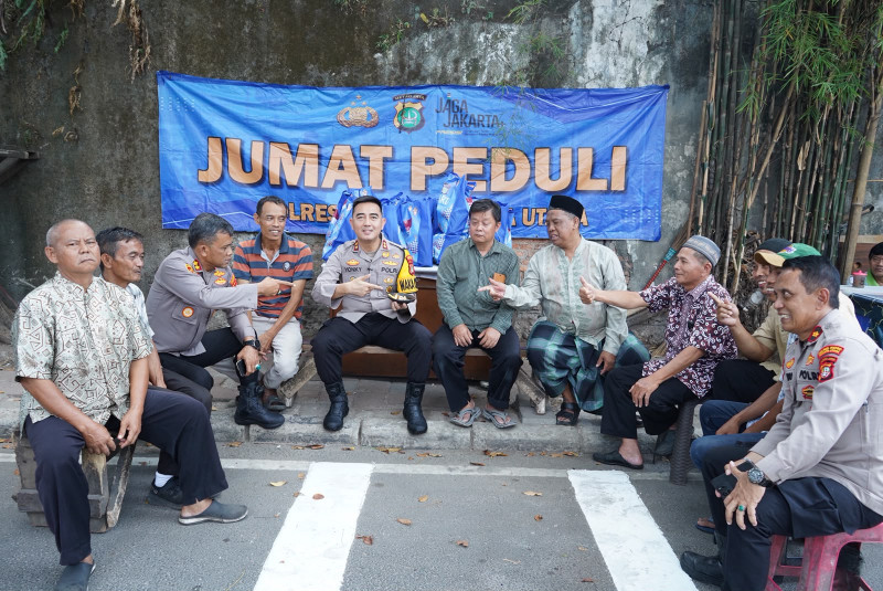 Jumat Peduli, Polres Metro Jakarta Utara Salurkan Paket Sembako untuk Warga Rawabadak Utara