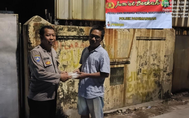 Polsek Pademangan Gelar Jumat Berkah, Bagikan Nasi Kotak Untuk Warga