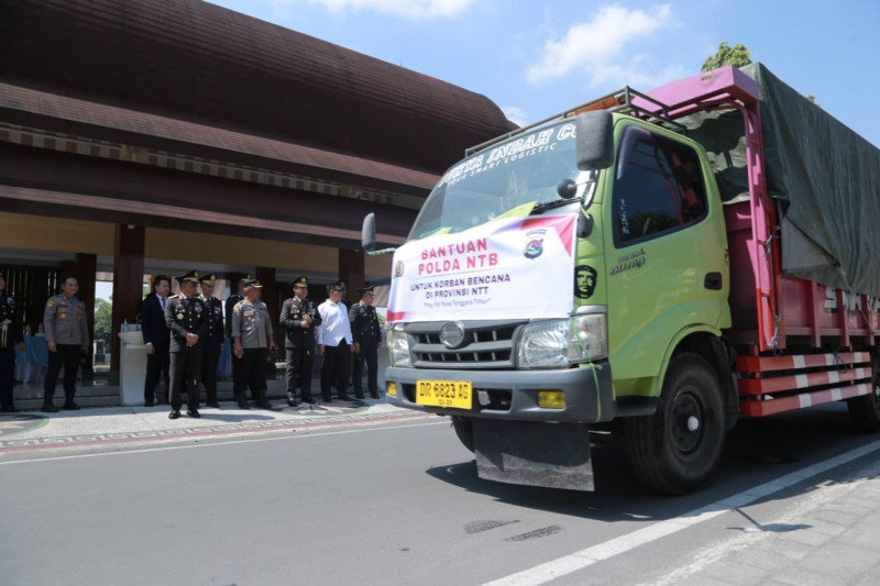 Usai Upacara HUT RI Ke-81, Kapolda NTB Lepas 8 Truk Bantuan untuk Korban Gempa NTT