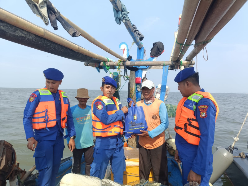 Satpolairud Polres Kepulauan Seribu Patroli Laut Antisipasi Kejahatan dan Ingatkan Nelayan Waspada Cuaca Buruk