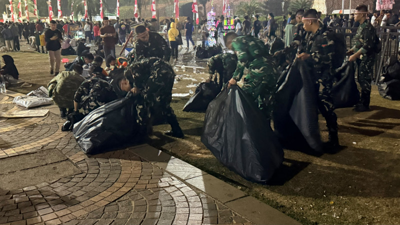 Tak Hanya Amankan HUT RI ke-81, Prajurit Kodam Jaya Bersihkan Kawasan Monas