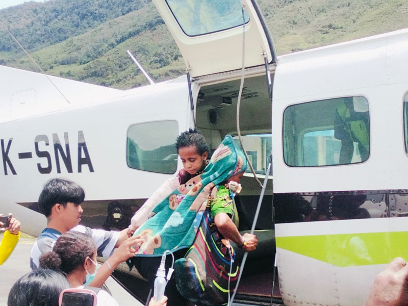 Anak 6 Tahun Korban Aksi Kebrutalan OPM di Kabupaten Puncak Dievakuasi Petugas dan Medis