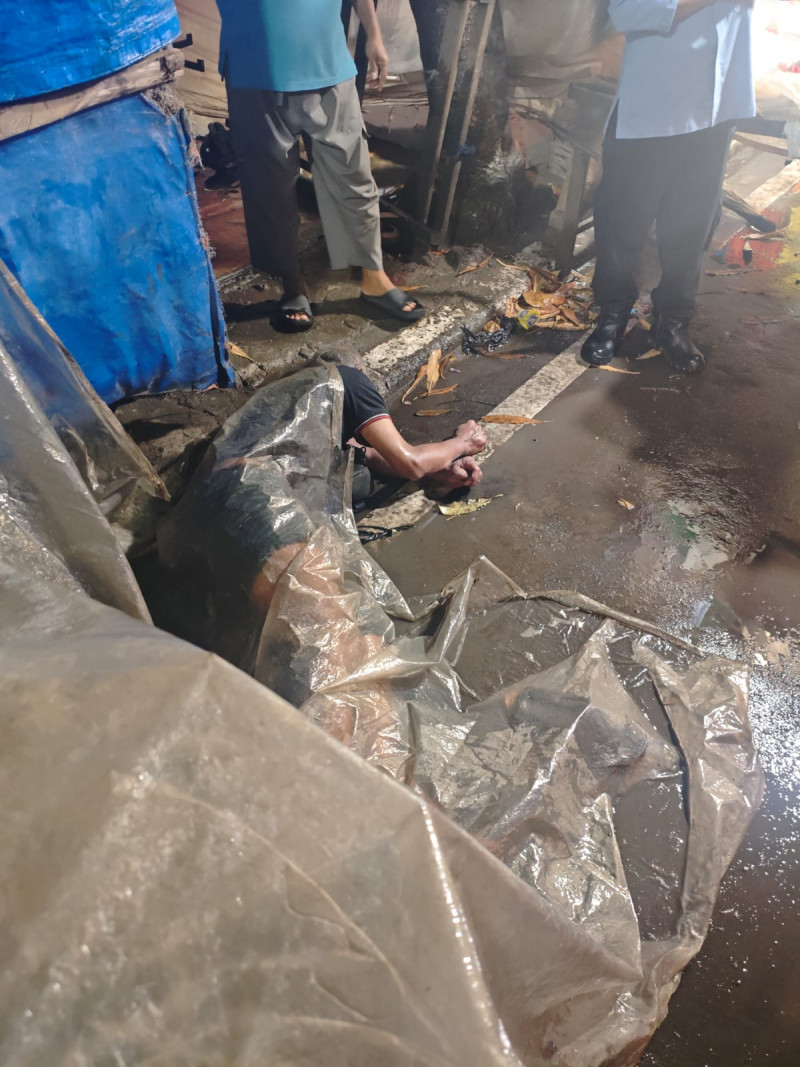 Lansia Tanpa Identitas Ditemukan Tak Sadarkan Diri di Koja, Polisi dan Dinsos Sigap Evakuasi ke RSUD