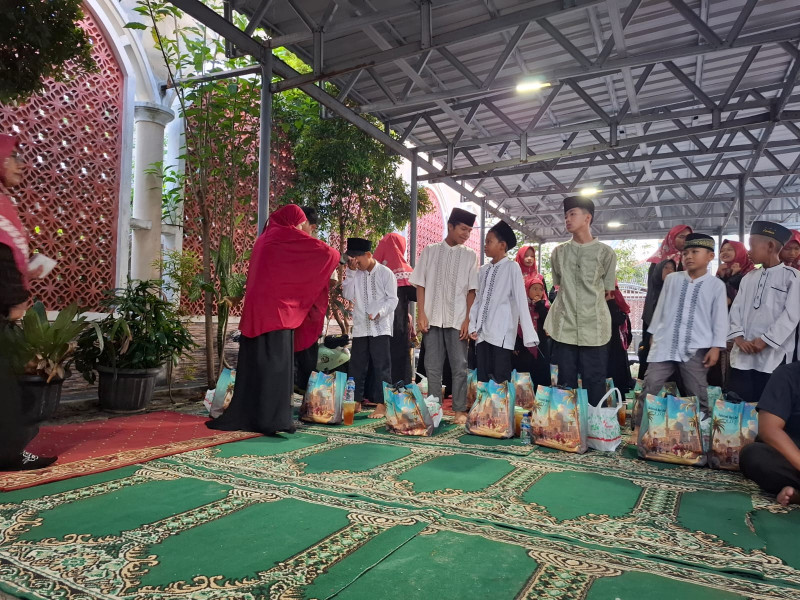 Kebersamaan di Bulan Ramadhan, Polsek Kepulauan Seribu Selatan Buka Puasa Bersama dan Santunan 53 Anak Yatim Digelar di Pulau Tidung