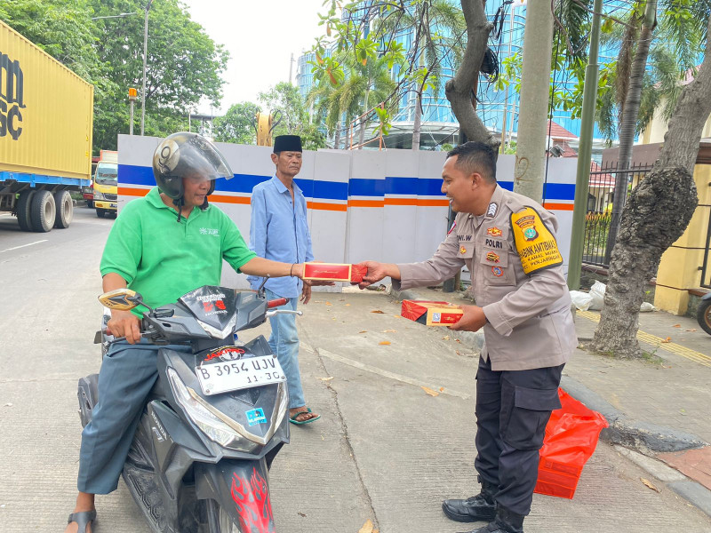 Polsek Metro Penjaringan Gelar Jumat Berkah Wujudkan Kepedulian dan Kedekatan Polri dengan Masyarakat