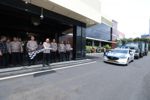 Polda Jatim Berangkatkan Bantuan Kemanusiaan Untuk Warga Terdampak Erupsi Semeru