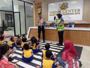 Polisi Sahabat Anak, Sat Lantas Tangerang Kota Ajak Anak-Anak Kenal Keselamatan Jalan