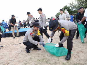 Kapolda Bali dan 5.000 Relawan Satukan Langkah Bersihkan Pantai Kedonganan