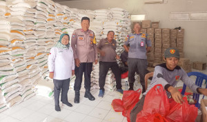 Pastikan Tepat Sasaran, Bhabinkamtibmas Polsek Bekasi Barat Kawal Distribusi Bansos di Jakasampurna