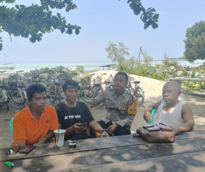 Bhabinkamtibmas Pulau Pari Aktif Sambangi Warga, Sosialisasikan Layanan Polri 110 Gratis 24 Jam