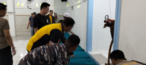 Polres Metro Jakarta Utara dan Polsek Kelapa Gading Bersama Pomal Gelar Bersih-Bersih di Masjid SMA Negeri 72 Pasca Lebaran