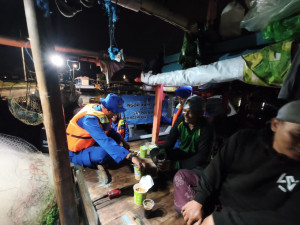 Patroli Satpolairud Polres Kepulauan Seribu Gelar Ngopi Kamtibmas Bersama Nelayan, Jaga Wilayah Tetap Aman Selama Liburan Wisatawan