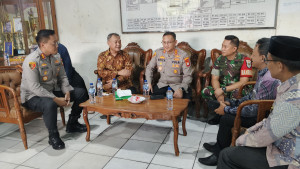 Perkuat Sinergi dan Kedekatan dengan Warga, On The Spot Kapolres Metro Jakut  di Muara Baru Bagikan Sembako hingga Sambangi TPA Al-Qur'an