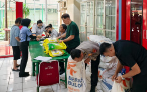 Polsek Kelapa Gading dan Bulog Gelar Gerakan Pangan Murah, Warga Antusias Dapatkan Beras SPHP Terjangkau