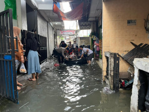 Evakuasi Warga Terdampak Banjir, Brimob Gendong Warga Yang Sakit